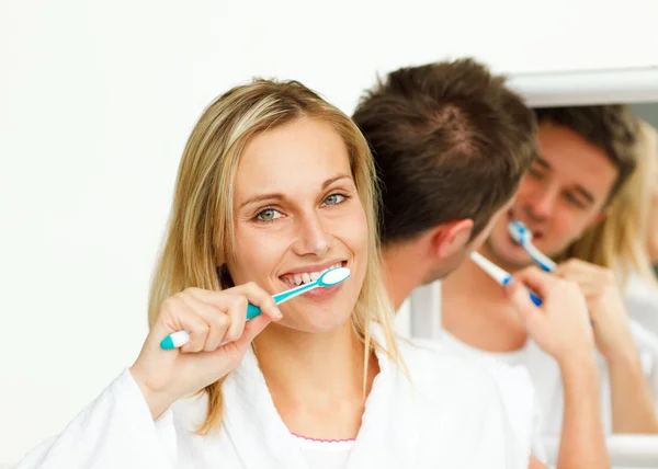 젊은 여성이 그녀의 남자 친구와 그녀의 이빨을 청소 — 스톡 사진