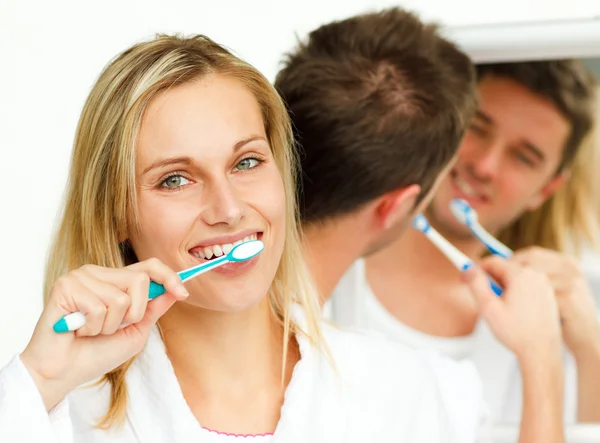 Casal limpando os dentes — Fotografia de Stock