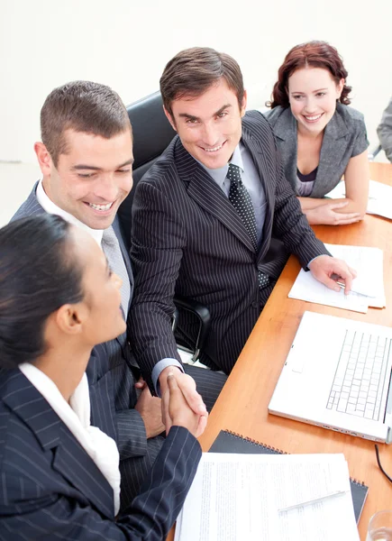 Empresario y empresaria en una reunión estrechando la mano — Foto de Stock