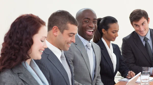 Glad affärsman arbetar i ett möte — Stockfoto