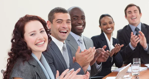 Happy businessteam tleskání v jednání — Stock fotografie