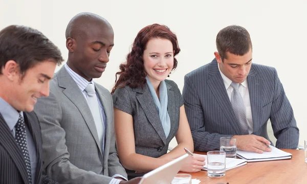 Empresária sorridente trabalhando em uma reunião — Fotografia de Stock