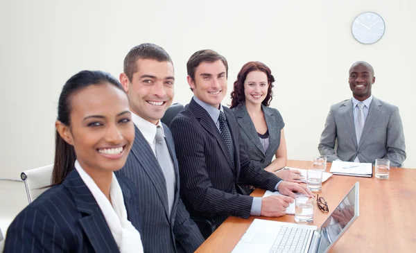 Equipe de negócios conversando em uma reunião — Fotografia de Stock