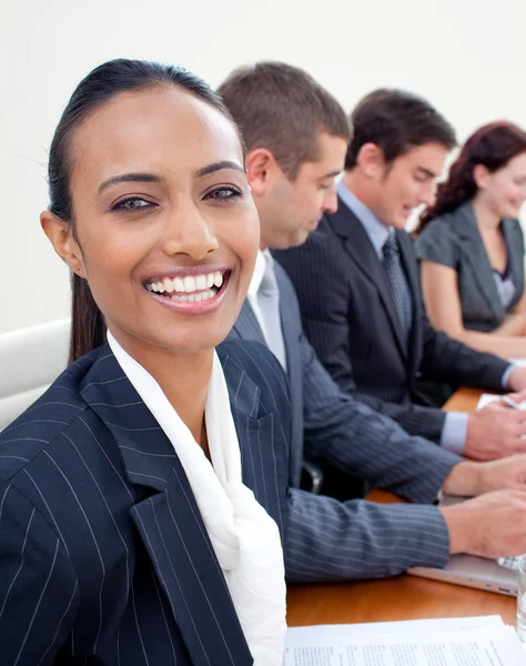 Portret van een etnische zakenvrouw in een vergadering — Stockfoto