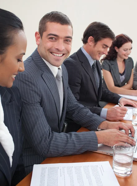 Lachende aantrekkelijke zakenman in een vergadering — Stockfoto