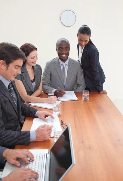 Företag arbetar tillsammans i ett möte — Stockfoto