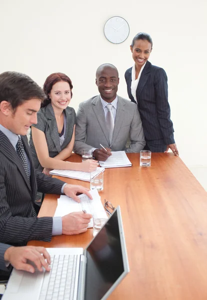 Empresasvapor trabalhando juntos em uma reunião — Fotografia de Stock