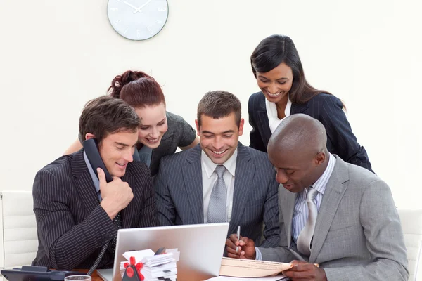 Biznes w spotkaniu przy użyciu telefonu i laptopa — Zdjęcie stockowe
