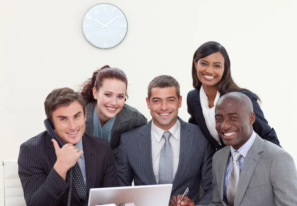 Grupp av leende i ett affärsmöte — Stockfoto