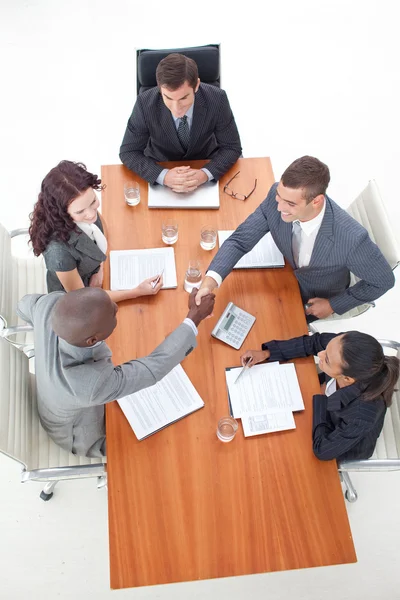 Alto ángulo de hombres de negocios estrechando la mano en una reunión — Foto de Stock