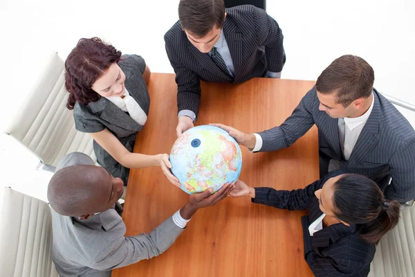 High Angle of business holding a globe. Affaires mondiales — Photo