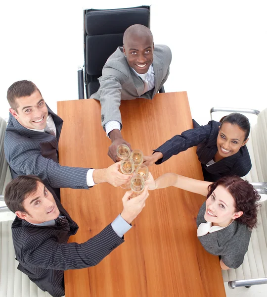 Business team grillas med champagne i ett möte — Stockfoto