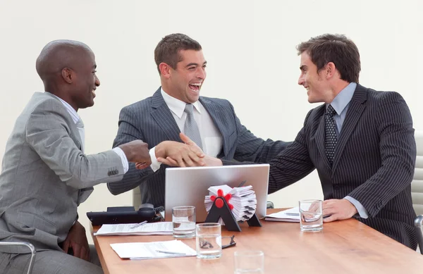 Три бизнесмена на встрече, празднующей успех — стоковое фото