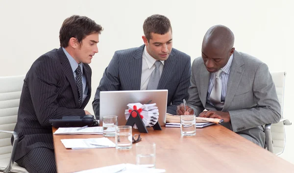 Des hommes d'affaires lors d'une réunion travaillant ensemble — Photo