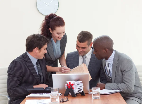 Empresarios en una reunión hablando con una secretaria — Foto de Stock
