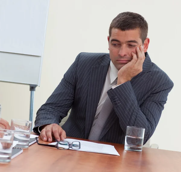 Empresário atraente entediado em uma reunião — Fotografia de Stock