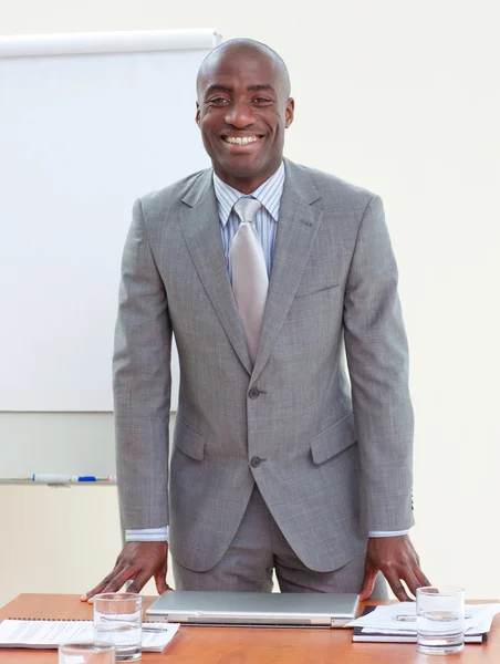 Привлекательный афро-американский бизнесмен в офисе — стоковое фото