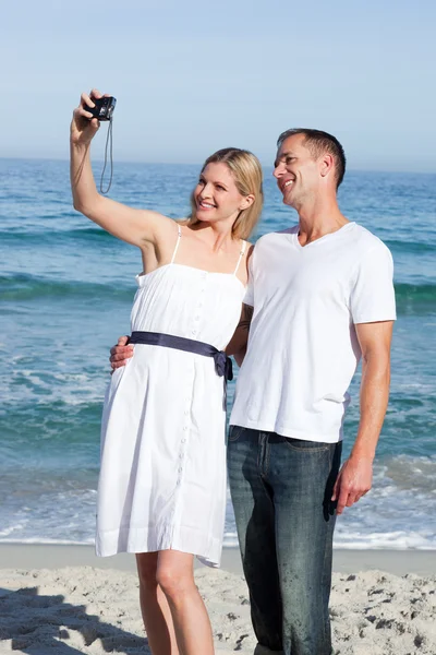 Förälskad par tar ett fotografi — Stockfoto