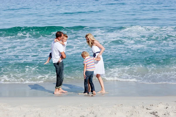 在沙滩上散步的幸福家庭 — 图库照片