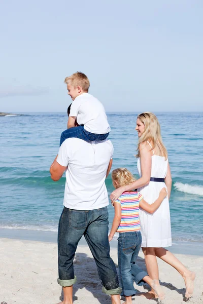 Familia cariñosa caminando sobre la arena —  Fotos de Stock