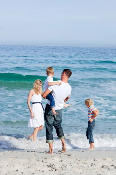 Aanhankelijk familie plezier op het strand — Stockfoto