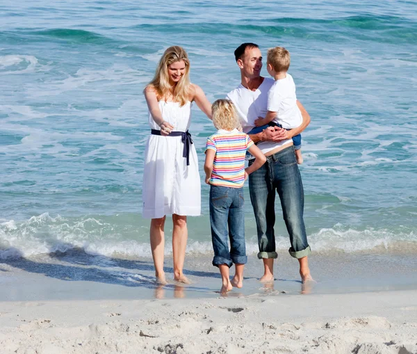 Gelukkige familie plezier op het zand — Stockfoto