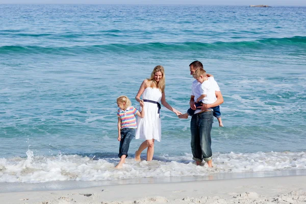 Animerade familj ha kul på stranden — Stockfoto