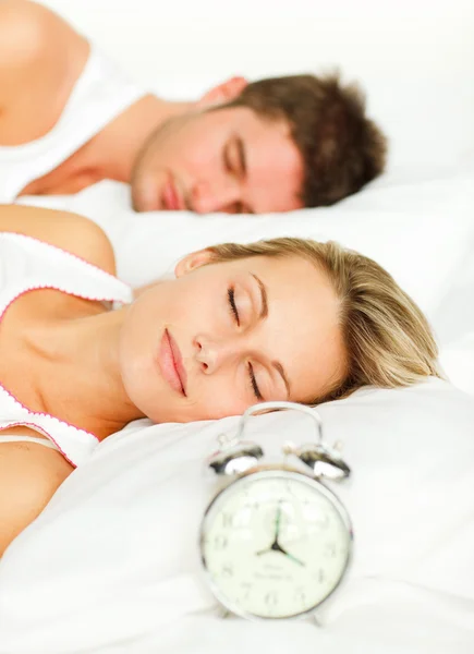 Giovane coppia dormire sul loro letto — Foto Stock