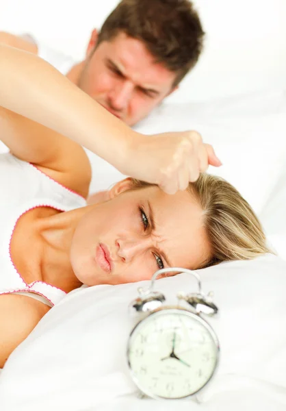 Casal irritado deitado em sua cama — Fotografia de Stock