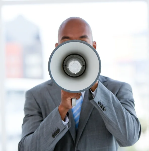 Homme d'affaires ethnique criant à travers un mégaphone — Photo