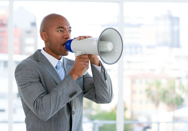 Empresário ambicioso gritando através de um megafone — Fotografia de Stock