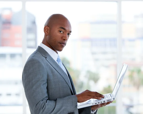 Portret van een vertrouwen zakenman werken op een laptop — Stockfoto