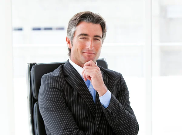 Ambicioso executivo masculino sentado em seu escritório — Fotografia de Stock