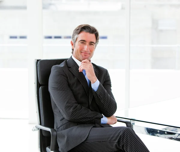 彼のオフィスに座っている魅力的な男性エグゼクティブ — ストック写真