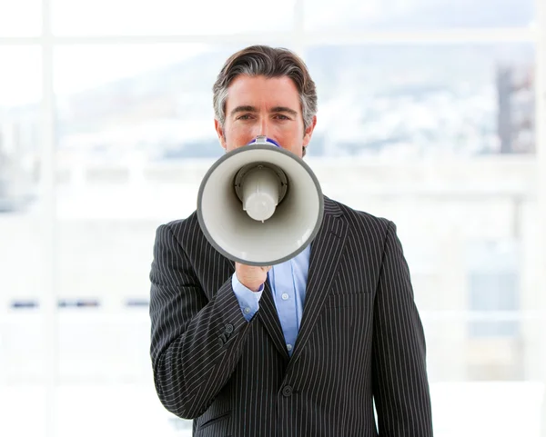 Volwassen zakenman schreeuwen via een megafoon — Stockfoto