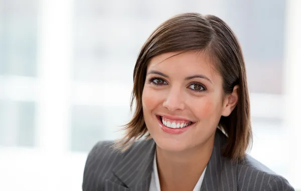 Porträt einer weiblichen Führungskraft im Büro — Stockfoto