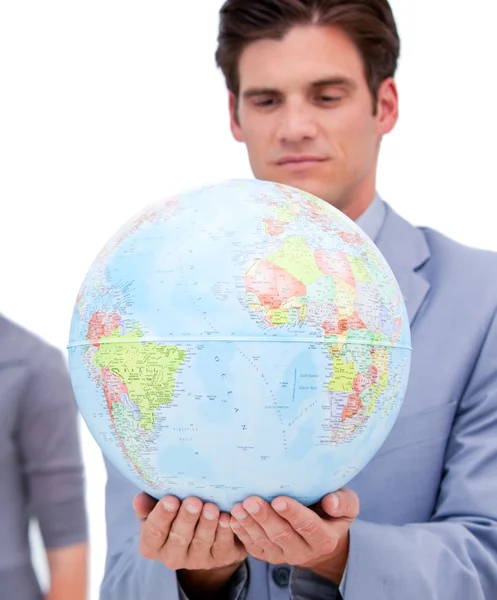 Porträtt av en självsäker man som håller en terrestrial globe — Stockfoto