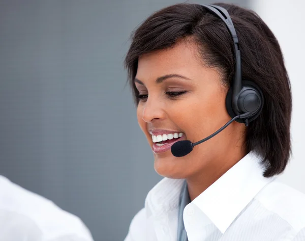 Porträt eines lachenden Kundendienstmitarbeiters bei der Arbeit — Stockfoto