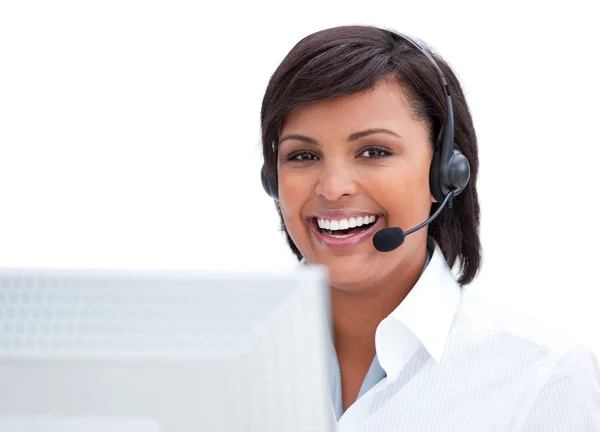 Retrato de um agente de atendimento ao cliente sorrindo trabalhando em um comput — Fotografia de Stock