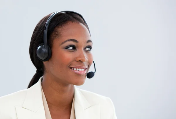 Portret afro-amerykański kobieta ze słuchawek z mikrofonem — Zdjęcie stockowe