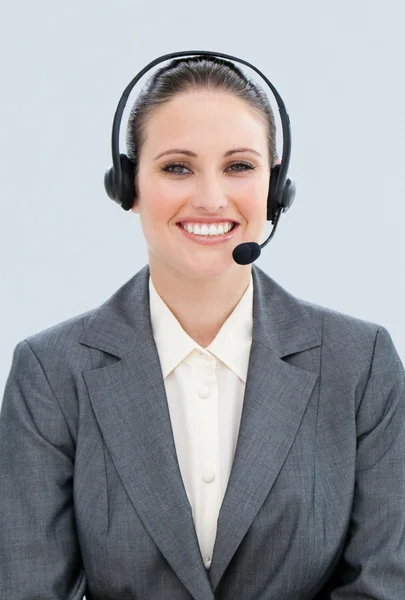 Retrato de uma mulher de negócios atraente com fone de ouvido em — Fotografia de Stock