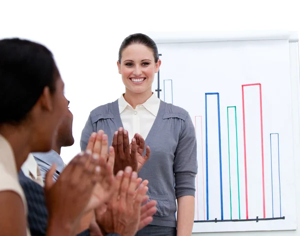 Glimlachende zakenvrouw statistieken presenteren in een bedrijf — Stockfoto