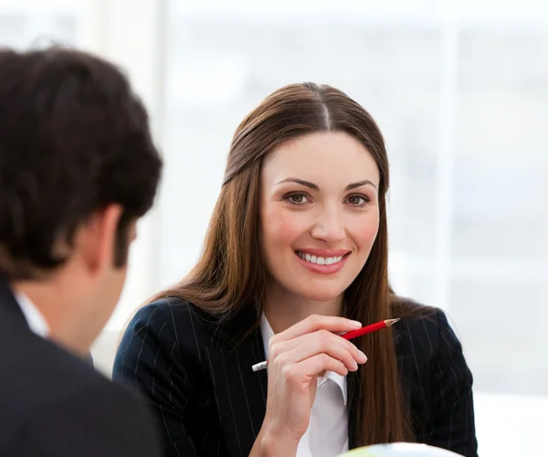 Portrait of a pretty businesswoman and her colleague — Stock Photo, Image