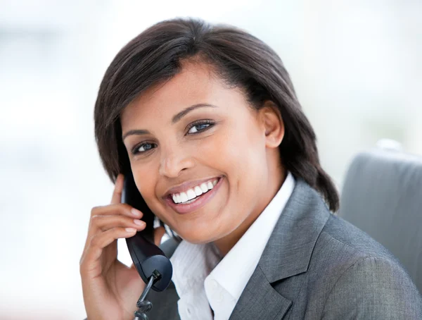 Πορτρέτο μιας όμορφης επιχειρηματικής γυναίκας που μιλάει στο τηλέφωνο — Φωτογραφία Αρχείου