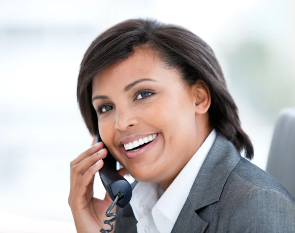 Προσωπογραφία γυναίκας επιχειρήσεων ακτινοβόλο μιλάμε στο τηλέφωνο — Φωτογραφία Αρχείου