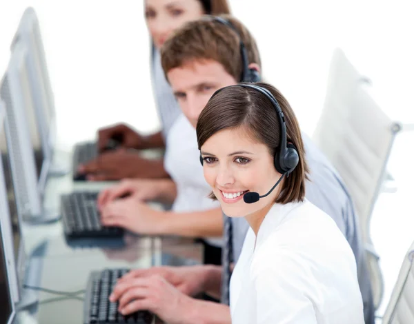 Jonge bedrijf team dat werkt in een callcenter — Stockfoto