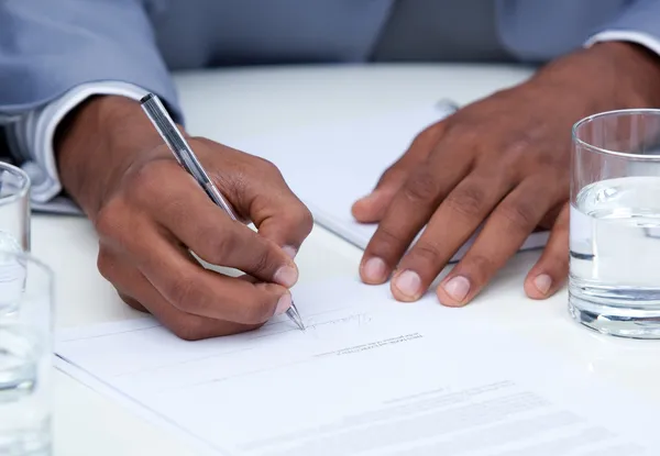Närbild av ambitiös affärsman underteckna ett kontrakt — Stockfoto