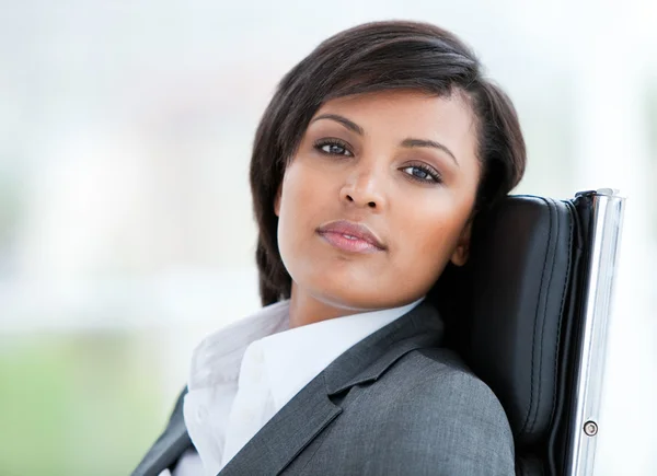 Porträtt av en brunett affärskvinna på jobbet — Stockfoto