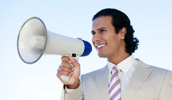 Προσωπογραφία άνδρα Λατινική επιχείρηση φωνάζει μέσα από ένα μεγάφωνο — Φωτογραφία Αρχείου