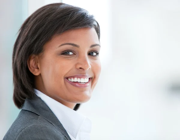 Portret uśmiechający się kobieta biznesu w pracy — Zdjęcie stockowe